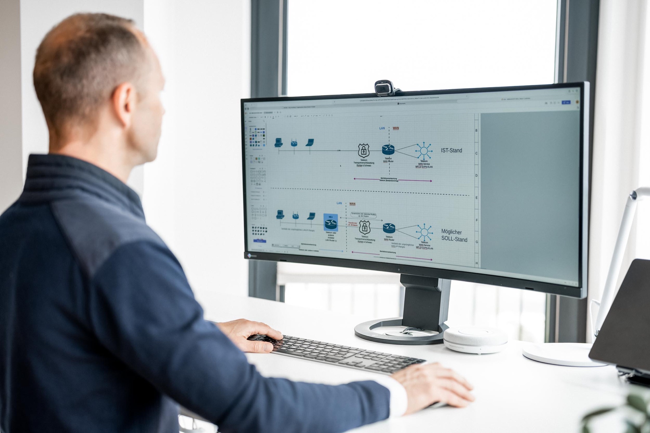 Rainer Burkert bei der technischen Analyse an einem Bildschirm
